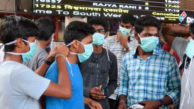 માસ્ક પહેરેલો લોકો