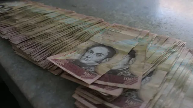 Billetes de bolívares.