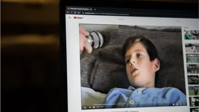 Екран компјутера на коме је Елвис Шпиодић на снимку насталом 1995. године у помоћној болници у Братунцу