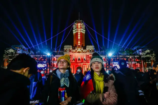 台灣民眾在總統府前參與元旦升旗典禮。