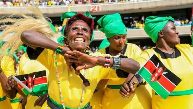 To amma a cikin filin wasan da aka yi bikin rantuswar an cashe, inda magoya bayan Ruto suka baje sanyen da kaya ruwan dorawa, da ta yi daidai da launinsa a lokacin yakin neman zabe.