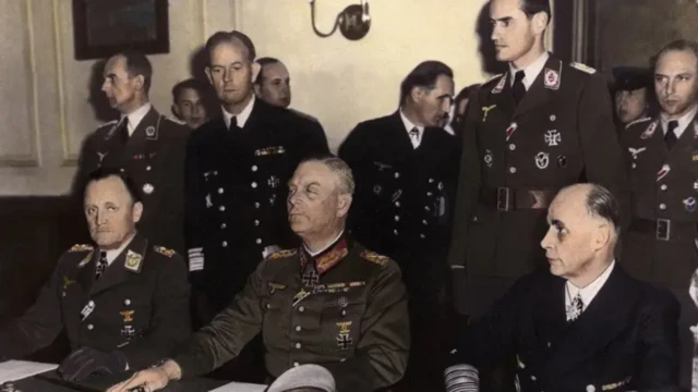 وفي مايو/ أيار من عام 1945، وقعت ألمانيا النازية استسلاماً غير مشروط في الحرب العالمية الثانية، وقبلت بهزيمتها في أوروبا.