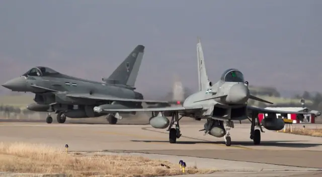 Dos cazas Eurofighter Typhoon británicos en la pista de un aeródromo en Ankara, Turquía. 