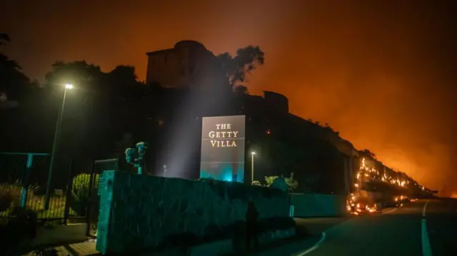 Огонь рядом с территорией музея «Вилла Гетти»