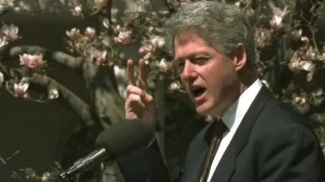 જેક્સન મંગોલિયા વૃક્ષની પશ્ચાદભૂમાં 1996માં સંબોધન કરી રહેલા અમેરિકાના તત્કાલીન પ્રમુખ બિલ ક્લિંટન