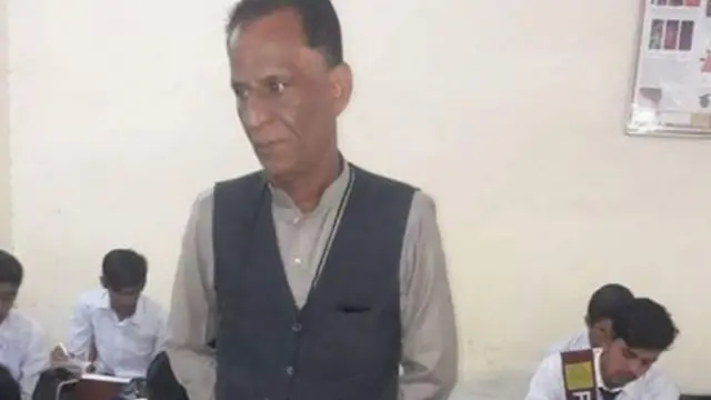 તેમના વર્ગમાં પ્રૉફેસર નૂતનલાલ 