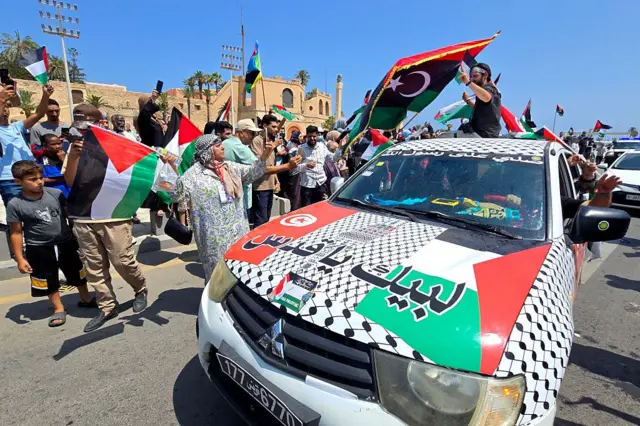 جانب من "قافلة الصمود" المغاربية التي انطلقت من تونس و الجزائر ثم إلى ليبيا في انتظار دخولها مصر