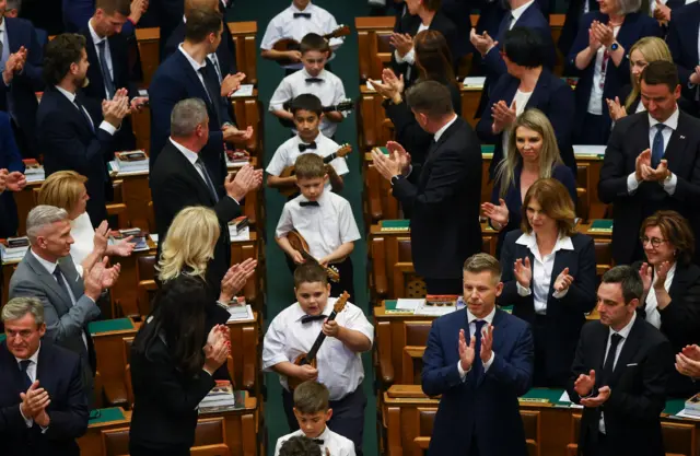 dečaci sa tamburicama u mađarskom parlamentu