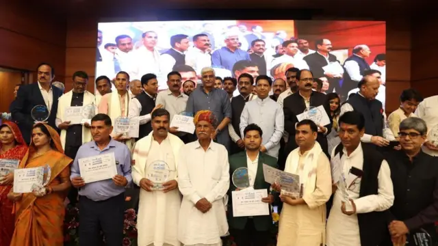 बाबुराव यांना गेल्या वर्षी दिल्लीत केंद्रीय जलशक्ती मंत्रालयानं ‘जलप्रहरी’ या राष्ट्रीय पुरस्कारानं सन्मानित केलं. (शेवटच्या रांगेत)