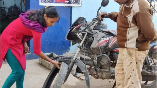 లేడీ బైక్ మెకానిక్