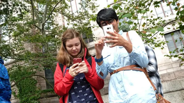 Niñas jugando Pokémon Go en Nueva York.