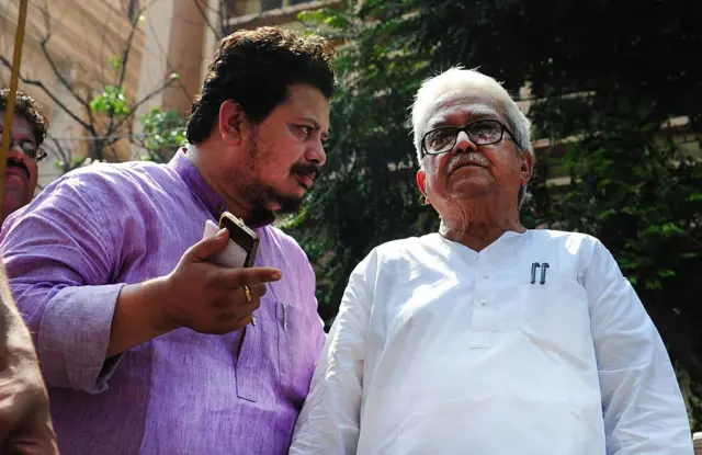বর্ষীয়ান বামনেতা বিমান বসুর সঙ্গে ঋতব্রত ব্যানার্জী-ফাইল ছবি 