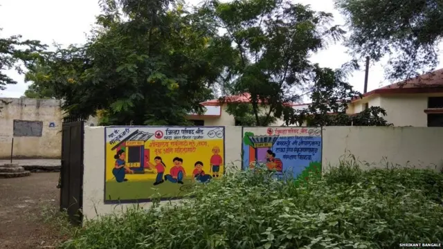 गावातल्या शाळेच्या दुरुस्तीचं काम सुरू आहे.