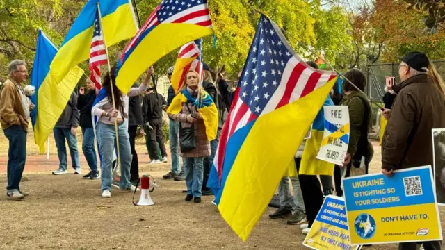 अमेरिकी राष्ट्रपति भवन के बाहर मौजूद यूक्रेनी समर्थक