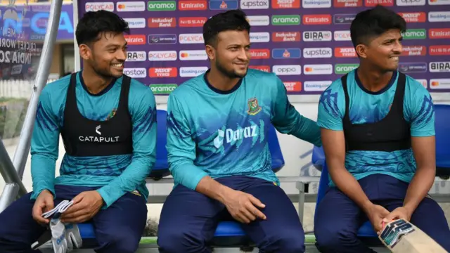 শুক্রবার ইডেনে দলীয় সতীর্থদের সাথে সাকিব আল হাসান