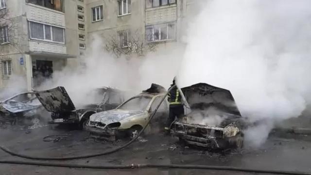 Carros incendiadossb apostas appmeio ao conflito