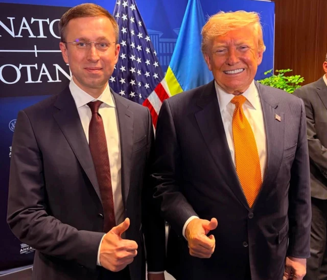 Сергій Корецький та Дональд Трамп дивляться в камеру та усміхаються, обоє показують схвальний жест - великий палець догори.