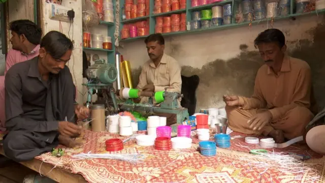 चूड़ी बनाने वाला कारखाना