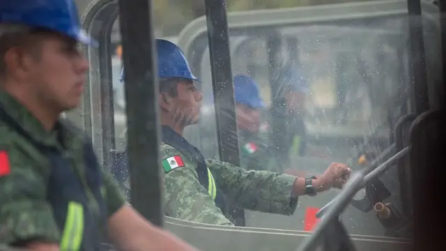 Personal militar en camiones de construcción