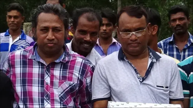 মজনু বাহিনীর প্রধান মজনু গাজী। উঁহু, বামের জন না। মাঝের জনও না। ডানের জন।