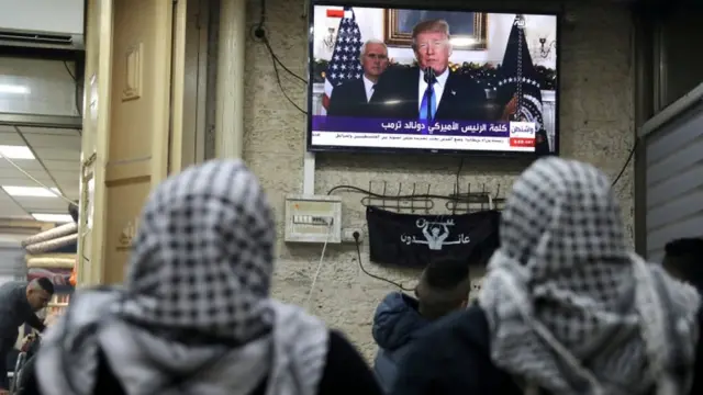 فلسطینیان در بخش قدیمی بیت‌المقدس سخنان رئیس جمهوری آمریکا را دنبال کردند. آنها گفته‌اند خود را برای اعتراض گسترده در برابر این تصمیم آماده می کنند