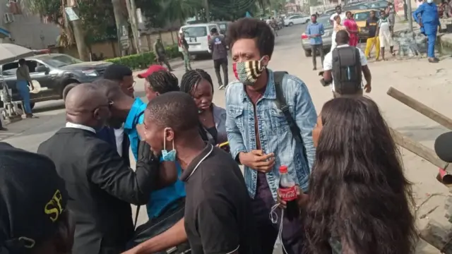 Awọn ọlọpaa kọkọ de awọn ọdọ lọna lati wọle