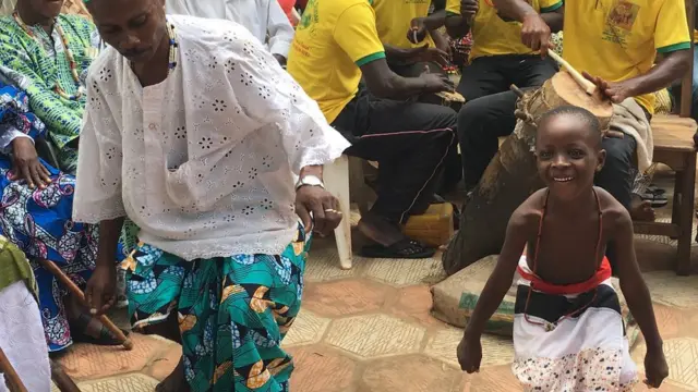 Seguidores del vudú bailan durante una ceremonia de limpieza en Ouidah.