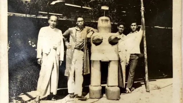 ၁၉၆၆ ခုနှစ်မှာ ဆရာကြီးဦးလှသန်းဝင်းဦးဆောင်ပြီး တီထွင်ခဲ့တဲ့ မြန်မာ့ပထမဆုံး လမ်းလျှောက်စက်ရုပ်