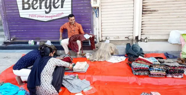 பணத் தட்டுப்பாட்டை சமாளிக்க மூன்று வேலை செய்யும் நபர்