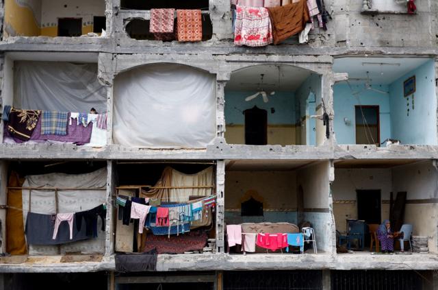 غزية تجلس في منزلها المدمر في رفح بجنوب قطاع غزة