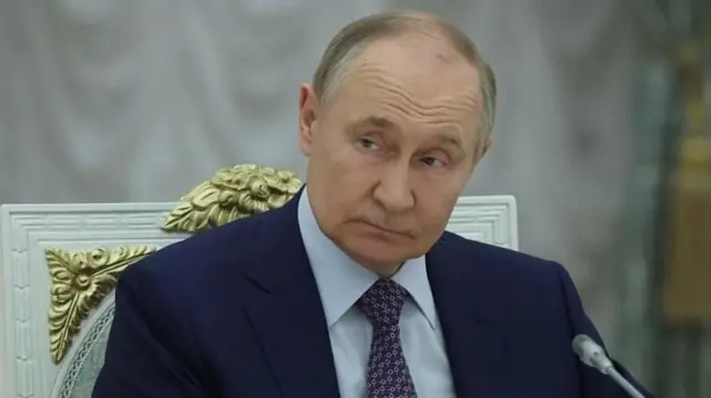 पुतिन यांचं म्हणणं आहे की निर्बंध असूनदेखील रशियाच्या अर्थव्यवस्थेची वाढ होते आहे