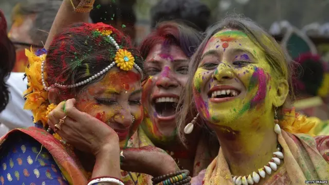 હોળી રમી રહેલી સ્ત્રીઓ