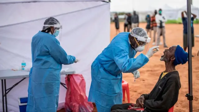 Тестирование на Covid-19 в трущобе под Йоханнесбургом