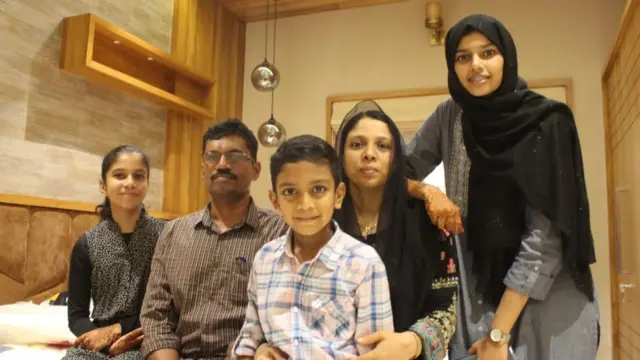 পরিবারের সাথে ফাতিমা সাহাবা।