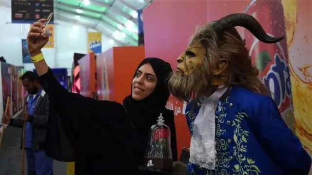 கடந்த மாதம் ரியாத்தில் நடைபெற்ற ஒரு நிகழ்ச்சியில் புகழ்பெற்ற திரைப்படக் கதாபாத்திரங்களாக வேடம் அணிந்த ரசிகர்கள்