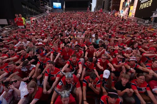 Torcedores da seleção norueguesa se reúnem nos famosos degraus vermelhos da Times Square 