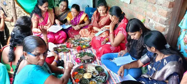 बारीपाडातील वनभाजी स्पर्धेत सहभागी महिला 