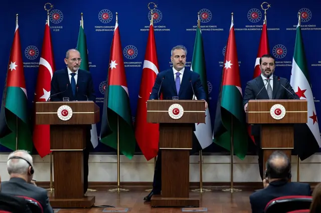 Türkiye Dışişleri Bakanı Hakan Fidan, Suriye Dışişleri Bakanı Esad Hasan Şeybani ve Ürdün Dışişleri Bakanı Eymen El Safadi 12 Mayıs'ta Ankara'da bir araya geldi
