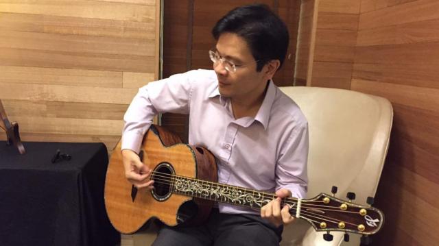 Ông Wong rất yêu thích guitar 