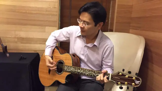 Ông Wong rất yêu thích guitar 