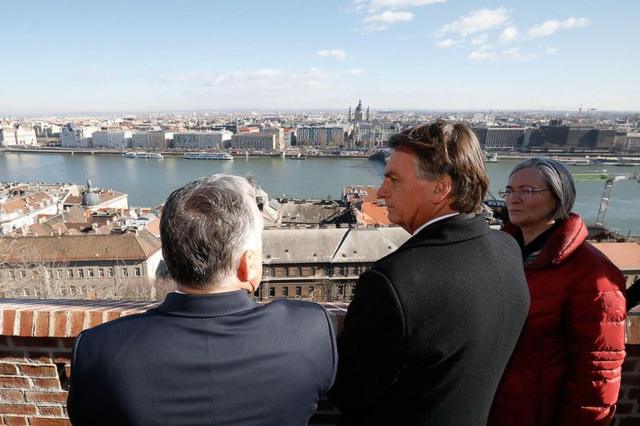 Bolsonaro e Orbán observam vista de Budapeste