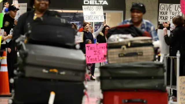 हवाई अड्डों पर फंसे यात्री