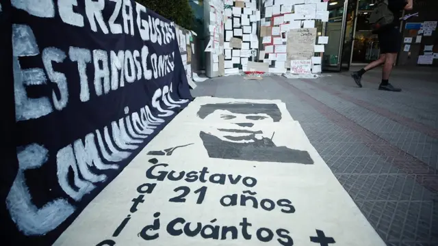 pancartas con mensajes sobre Gustavo Gatica