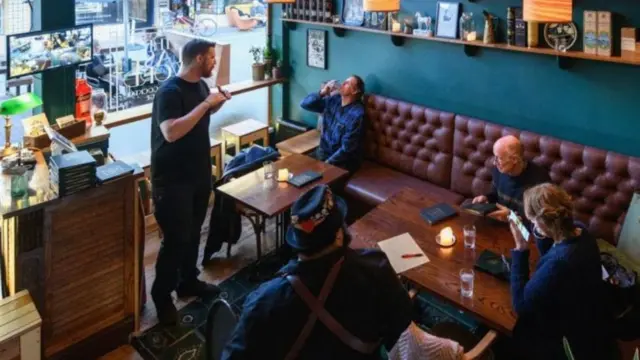 নিউজিল্যান্ডে এখন দোকান ও ক্যাফে খুলে দেয়া হয়েছে।