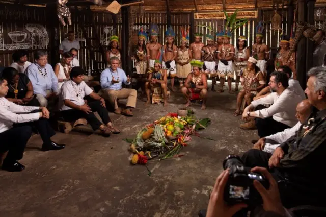 Mandatarios de 7 países en una cabaña indígena