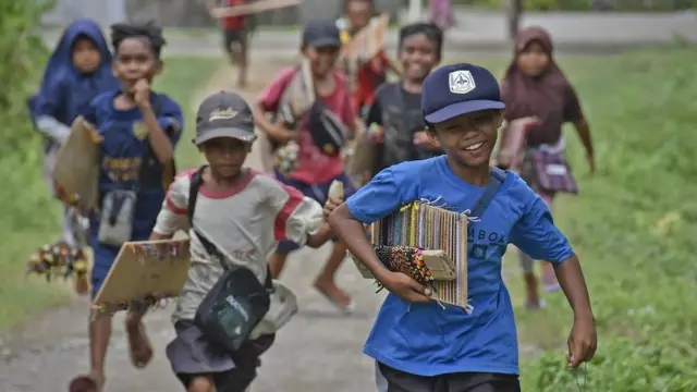 Sejumlah anak-anak pedagang suvenir berlarian mengejar wisatawan di pinggiran pantai Mandalika, Desa Kuta, Kecamatan Pujut, Praya, Lombok Tengah, NTB, Kamis (13/01).