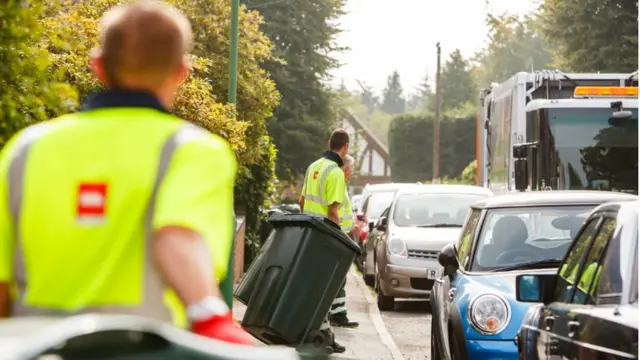 Biffa staff collecting bins