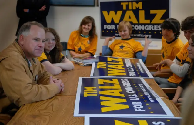 ২০০৬ সালে তোলা ছবিতে মানকাতো ওয়েস্ট হাই স্কুলের পড়ুয়াদের সঙ্গে টিম ওয়ালজ যারা তার নির্বাচনি প্রচারে স্বেচ্ছাসেবক হিসাবে কাজ করেছিল। 