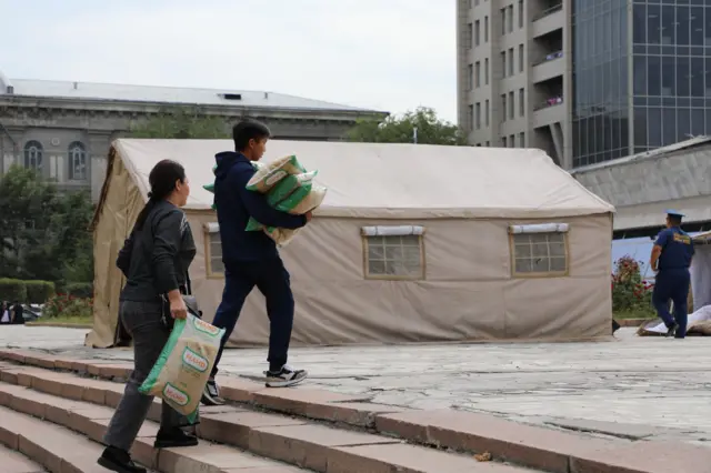 Ж﻿арандар гумжардам үчүн азык-түлүктөрдү алып келе башташты