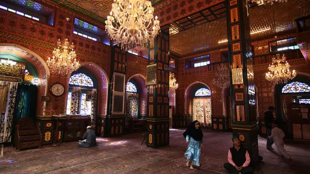 کودکان در حال بازی در داخل زیارتگاهی در سرینگر کشمیر